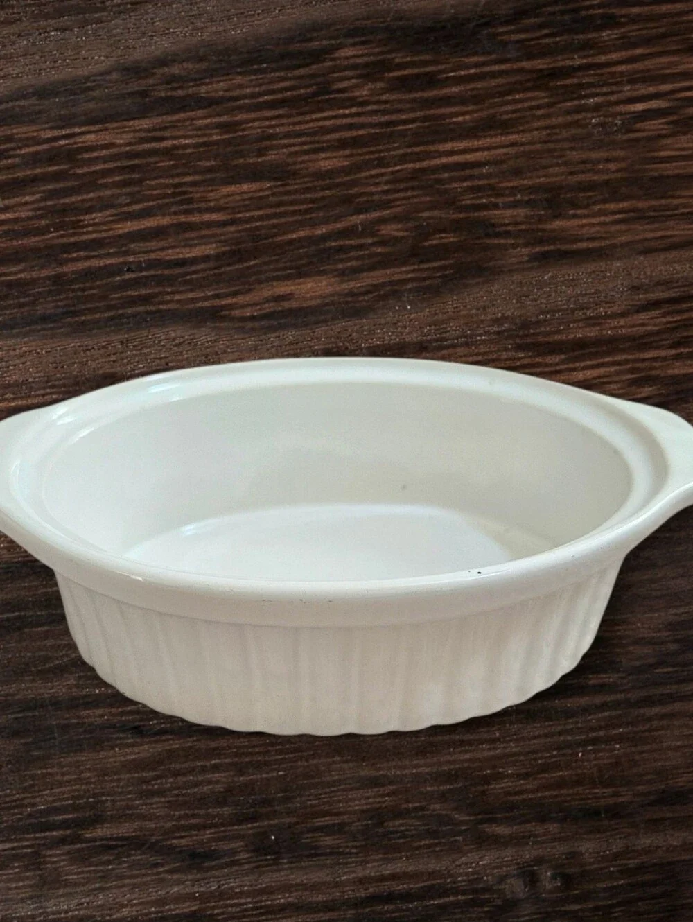 Vtg White oval casserole dish w lid, oven microwave safe, classic ribbed design